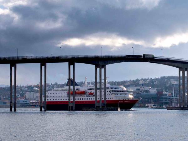 Hurtigruta under brua 1